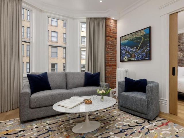 Victorian Hotel — 600 m away from Rogers Arena