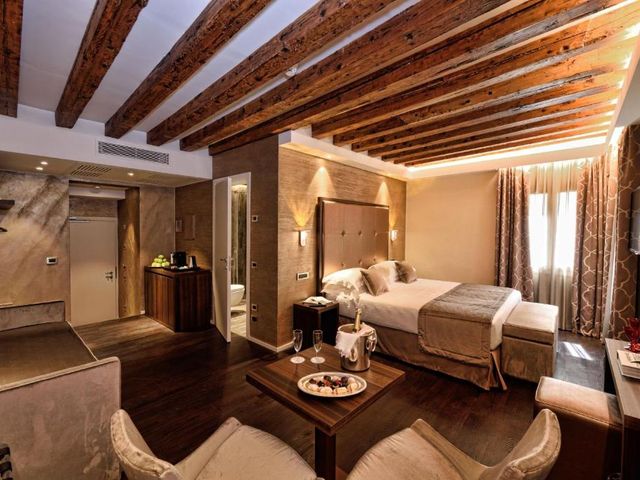 Rosa Salva Hotel — 150 m away from St. Mark's Basilica