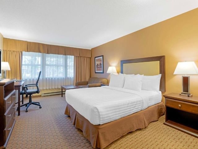 Best Western Plus Emerald Isle Hotel — 1.7 km from the airport