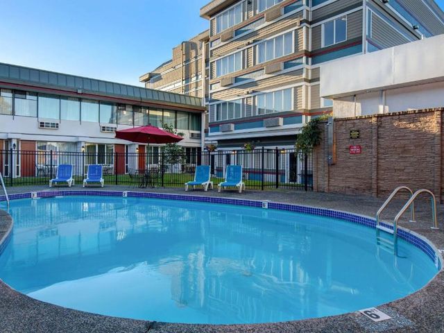 Days Inn by Wyndham Victoria Airport Sidney — 1.6 km from the airport
