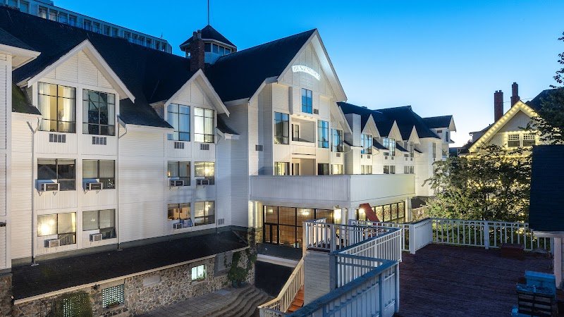 The Huntingdon Hotel and Suites — Inner Harbour (James Bay edge)