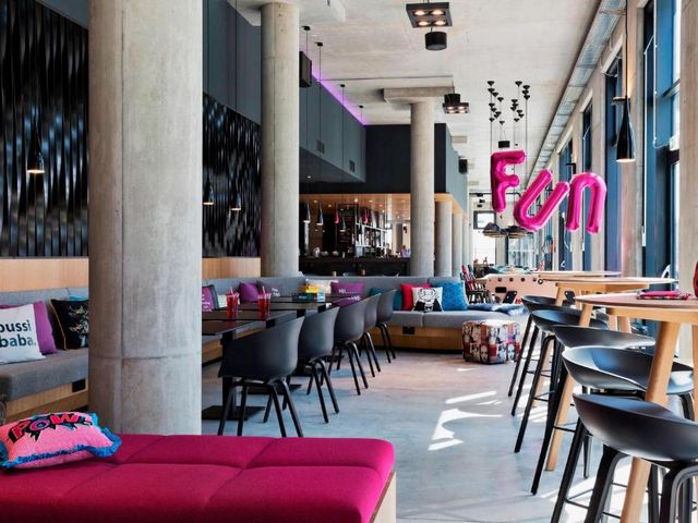 MOXY Vienna Airport — 500 m from the airport