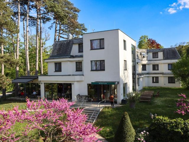 Seminarhotel Springer Schlössl — 700 m away from Schoenbrunn Palace