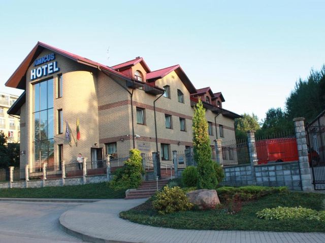 Amicus Hotel — 1.8 km from the airport