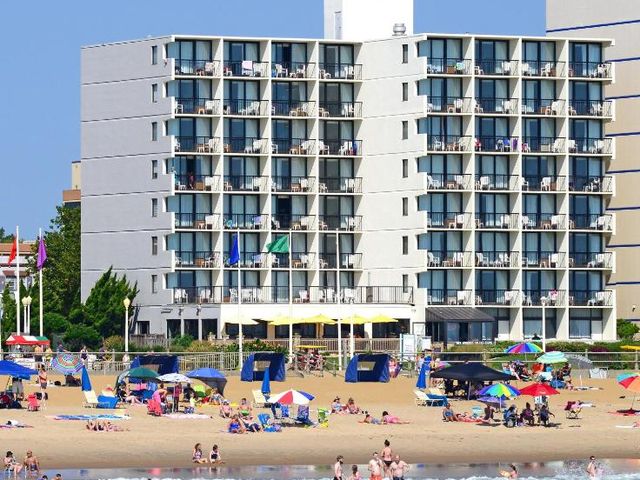 Capes Hotel — 1.3 km away from Virginia Beach Convention Center