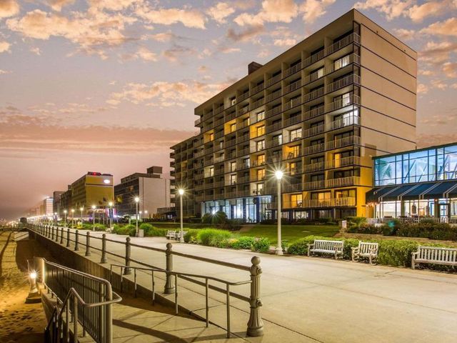 Coastal Hotel & Suites Virginia Beach - Oceanfront — 1.3 km away from Virginia Beach Convention Center