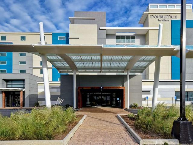 DoubleTree by Hilton Oceanfront Virginia Beach — 1.9 km away from Virginia Aquarium
