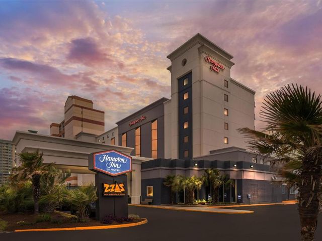 Hampton Inn Virginia Beach Oceanfront North — 150 m away from Virginia Beach Boardwalk