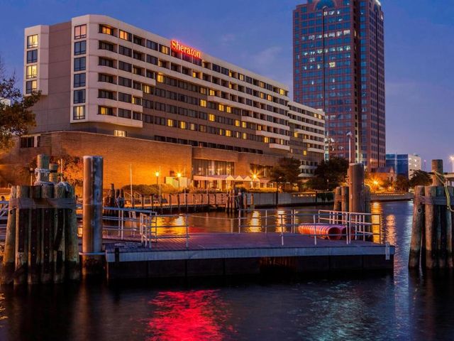 Sheraton Norfolk Waterside Hotel — 5.3 km away from Old Dominion University