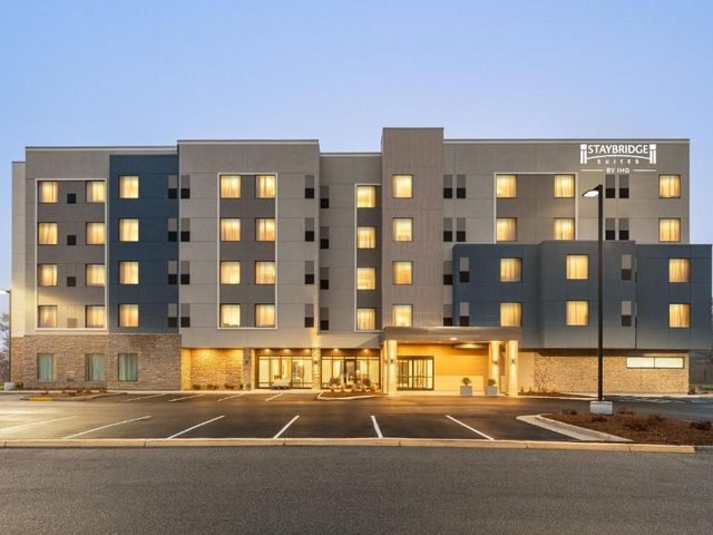 Staybridge Suites Norfolk Airport by IHG — 1.8 km from the airport