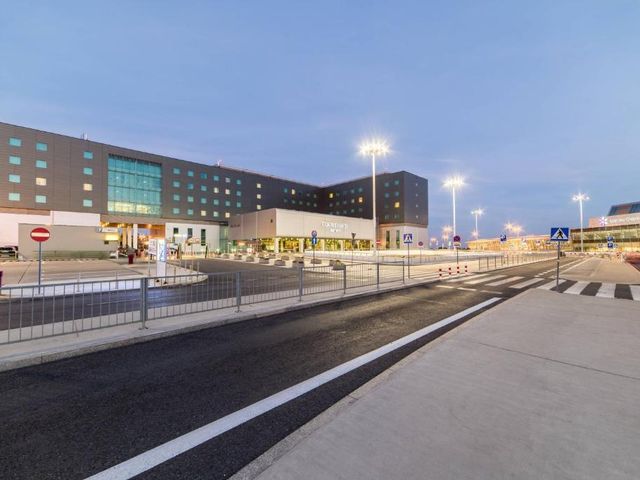 Courtyard by Marriott Warsaw Airport — 250 m from the airport