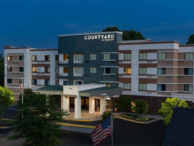 Courtyard Largo Medical Center Drive — 1.4 km away from FedExField