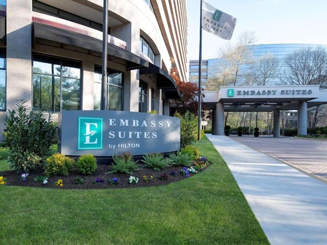Embassy Suites by Hilton Bethesda Washington DC — 4.5 km away from Walter Reed National Military Medical Center
