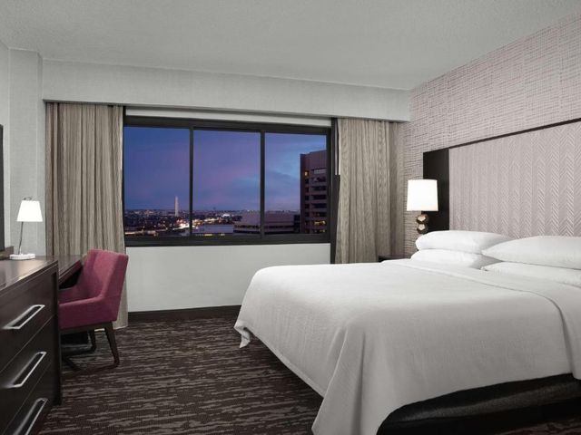 Embassy Suites by Hilton Crystal City National Airport — 1.6 km from the airport