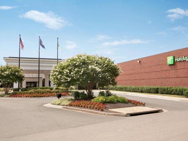 Holiday Inn Washington-Dulles International Airport by IHG — 3.9 km from the airport