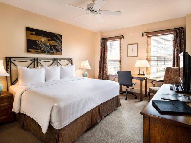 Hotel Lombardy — 1.5 km away from Lincoln Memorial