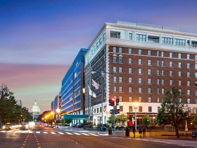 Phoenix Park Hotel — 800 m away from US Capitol Building