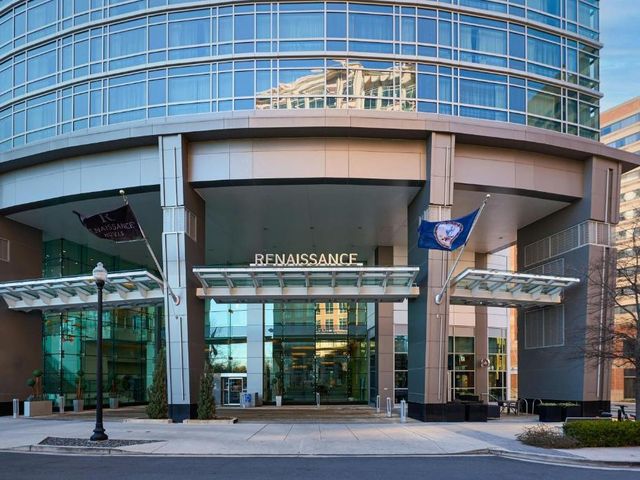 Renaissance Arlington Capital View Hotel — 900 m from the airport