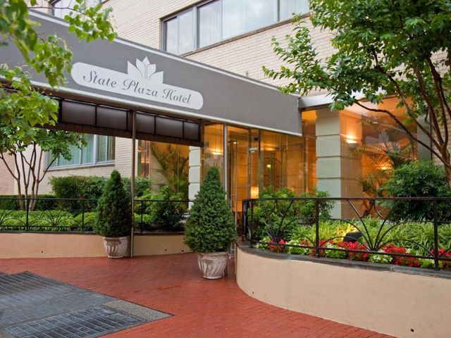 State Plaza Hotel — 900 m away from Lincoln Memorial