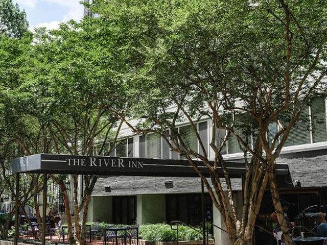 The River Inn — 1.5 km away from Lincoln Memorial