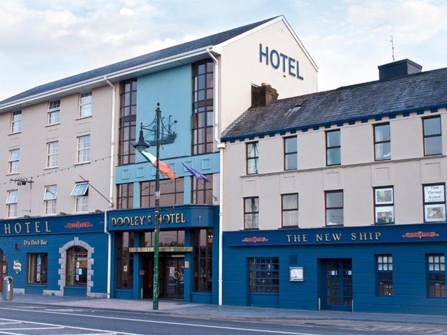 Dooley's Hotel — 2.5 km away from Waterford Crystal