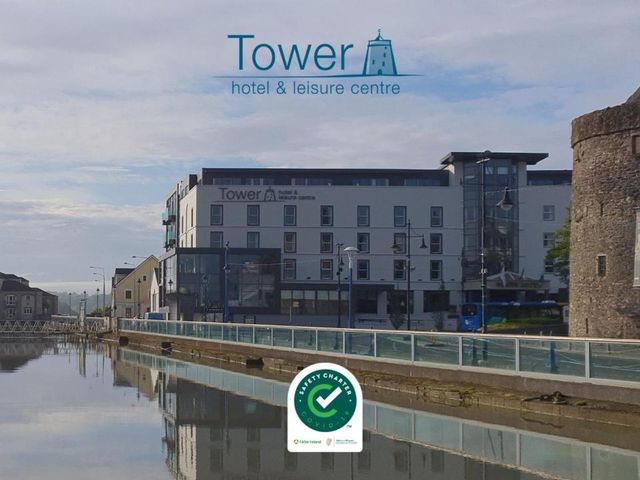 Tower Hotel & Leisure Centre — 2.8 km away from Waterford Crystal