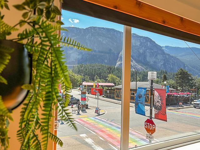 Crash Hotel Squamish — 2.6 km away from Sea to Sky Highway Whistler