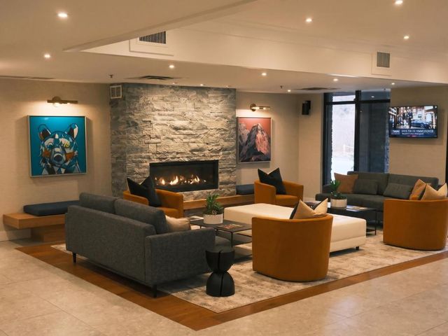 Executive Suites Hotel and Resort, Squamish — 8.3 km away from Sea to Sky Highway Whistler