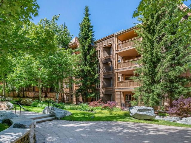 Hilton Grand Vacations Club Whistler — 1.2 km away from Lost Lake Park Whistler