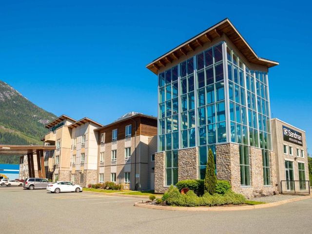 Sandman Hotel and Suites Squamish — 5.6 km away from Sea to Sky Highway Whistler