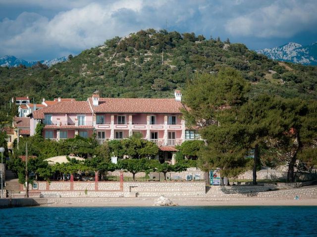 Hotel Villa Barbat — 23.5 km away from Hideout Festival